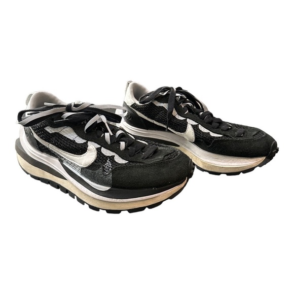 Nike Black and White Athletic Shoes - Picture 3 of 11